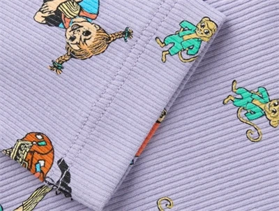 Detalje af ribkvalitet og Pippi Langstrømpe print på Name It ribleggings i lyslilla