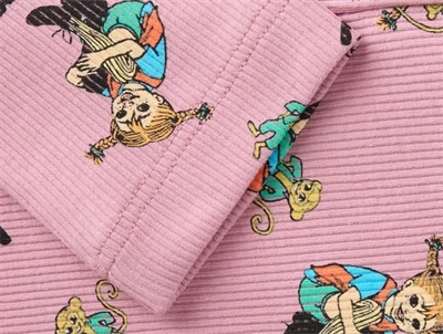 Detalje af ribkvalitet og Pippi Langstrømpe print på Name It ribleggings i lyserød
