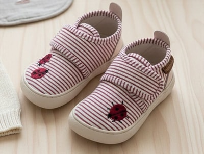 Bisgaard basic hjemmesko i råhvid med røde striber og mariehøne broderi Bisgaard hjemmesko med velcro og broderede mariehøner