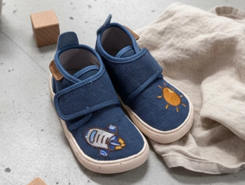 Bisgaard basic hjemmesko i blå nuance med raket broderi Bisgaard hjemmesko med velcro og broderet rumraket