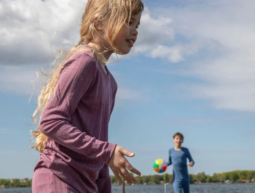 Pige iklædt Joha bluse i lilla nuance med lange ærmer i uld og silke