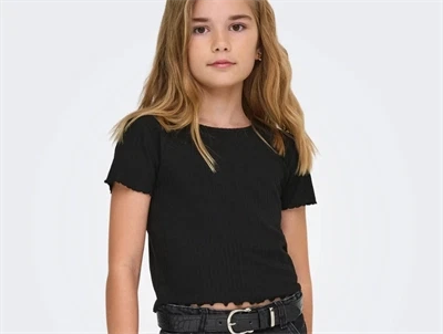 Pige iklædt Kids ONLY sort top med korte ærmer og flæsedetaljer