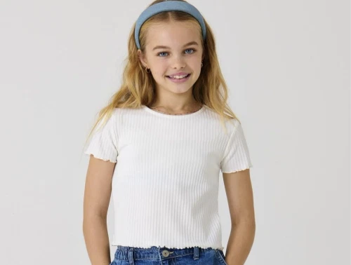 Kids ONLY hvid t-shirt i cloud dancer med flæsedetaljer på model