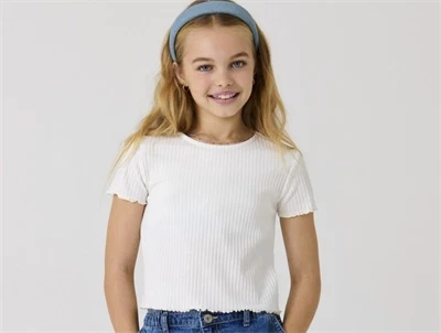 Kids ONLY hvid t-shirt i cloud dancer med flæsedetaljer på model