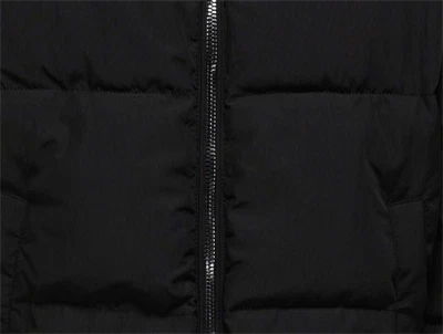 Detaljebillede af sort Kids Only puffer jakke med lynlås