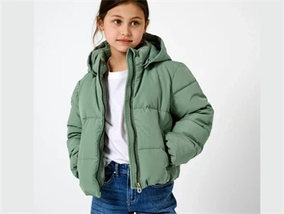 Pige iført ONLY puffer jakke hedge green