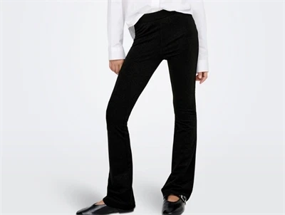 Pige iført KIDS ONLY bukser black med glitter og svaj til piger