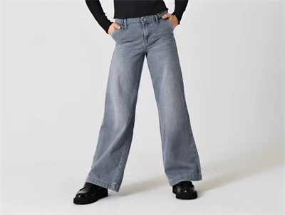Kids ONLY wide leg jeans i medium grey denim på model