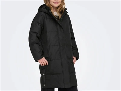 Sort puffer coat med hætte fra Kids Only set forfra