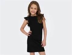 pige iført sort kjole med flæseærmer fra kids only