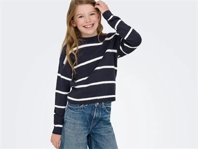 Kids ONLY striktrøje i night sky med smalle hvide striber på model