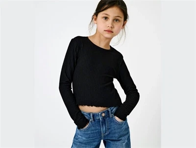 Kids ONLY sort top med lange ærmer og flæsedetaljer på model