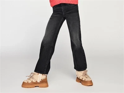 Kids ONLY wide leg jeans i washed black på model