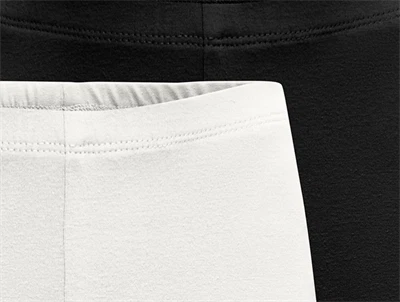 Kids ONLY shorts i sort og råhvid med elastik i taljen detalje