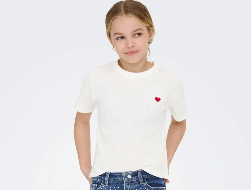 Kids ONLY hvid t-shirt cloud dancer med rødt hjertebroderi på model