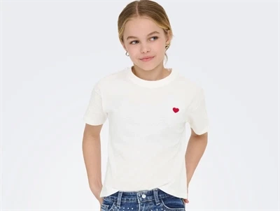 Kids ONLY hvid t-shirt cloud dancer med rødt hjertebroderi på model