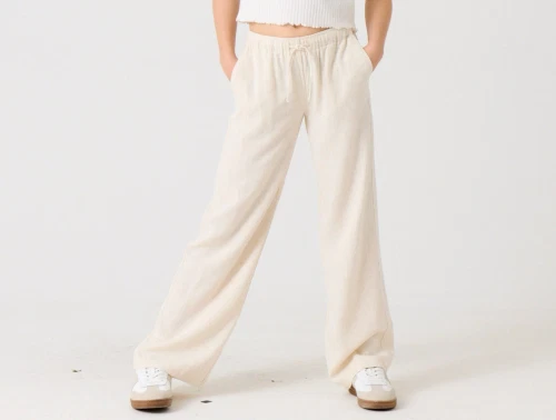 Pige iklædt Kids ONLY bukser i lys beige med snøre og elastik i taljen