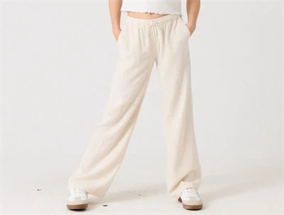 Pige iklædt Kids ONLY bukser i lys beige med snøre og elastik i taljen