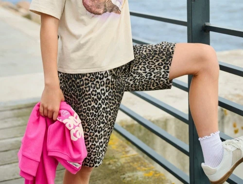 pige klædt i shorts med leopardprint fra Kids ONLY