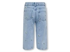 lyseblå denimshorts med blomsterbroderi og baglommer, set bagfra