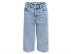 lyseblå denimshorts med broderede blomster fra Kids ONLY, set forfra
