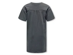 bagside af sortgrå kjole fra kids only med rynkeeffekt og længere ryg