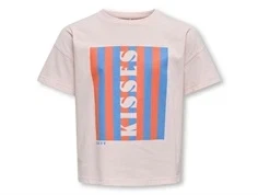 kids only t-shirt i rosa med vertikalt kisses print i blå og orange, set forfra