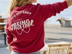 pige iført rød kids only sweatshirt med tekstprint og afslappet pasform