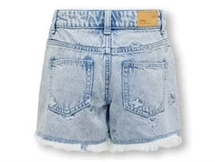 denimshorts i lys blå med baglommer og sommerfuglebroderi, set bagfra