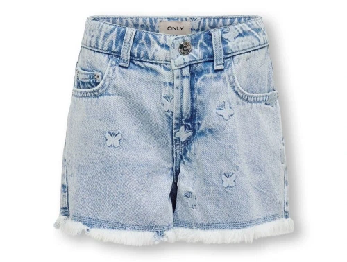 denimshorts i lys blå med sommerfuglebroderi og frynset kant, set forfra