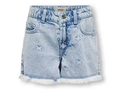 denimshorts i lys blå med sommerfuglebroderi og frynset kant, set forfra