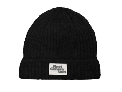 KIDS ONLY beanie i sort med ribstruktur og logo foran