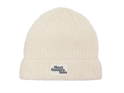 KIDS ONLY beanie i råhvid nuance med ribstruktur og logo foran