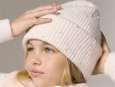 KIDS ONLY beanie i råhvid nuance med perler foran