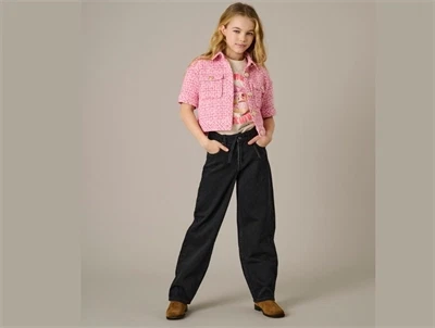 Pige iført KIDS ONLY jeans washed black med bælte til piger