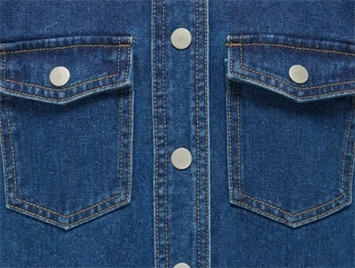 Nærbillede af KIDS ONLY denimkjole medium blue med brystlommer til piger