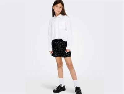 Pige iklædt KIDS ONLY shorts black med pailletter til piger