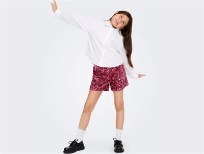 Pige iklædt KIDS ONLY shorts rose wine med pailletter til piger