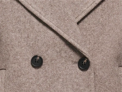 Nærbillede af KIDS ONLY frakke taupe gray melange med dobbeltradet lukning til piger