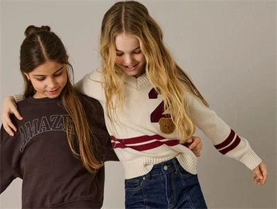 Pige iklædt KIDS ONLY striktrøje birch med bjørnebadge og striber til piger