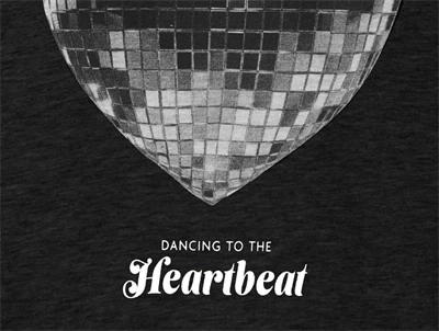 Detaljebillede af KIDS ONLY hættetrøje black med hjerteprint til piger