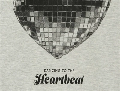 detaljebillede af KIDS ONLY hættetrøje light grey melange med hjerteprint til piger