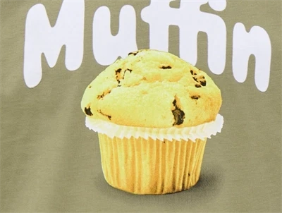 Nærbillede af KIDS ONLY t-shirt mermaid green med muffinprint til piger