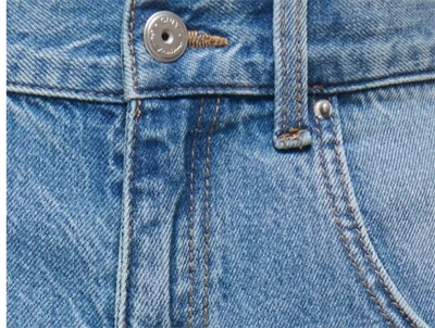 Kids ONLY denim shorts i blå closeup af knap og syninger