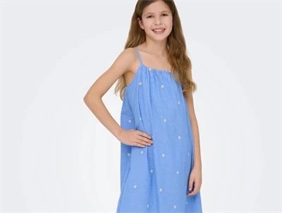 Pige iklædt Kids ONLY kjole i blå med broderede blomster og stropper