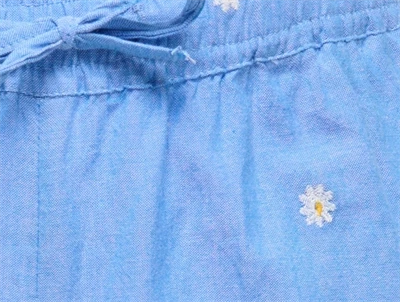 Kids ONLY shorts i blå med blomsterbroderi closeup