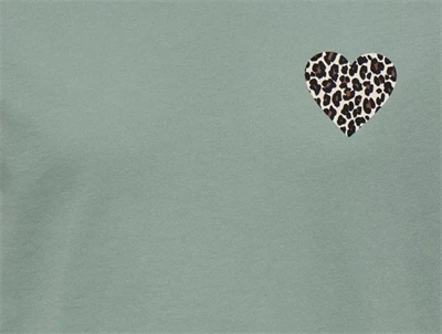 Kids ONLY t shirt i grøn med leopard hjerte closeup