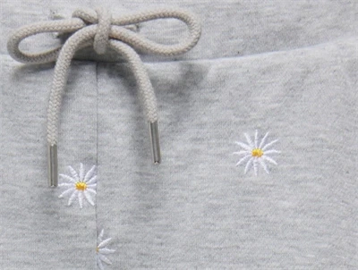 Kids ONLY sweatshorts i grå med blomsterbroderi closeup