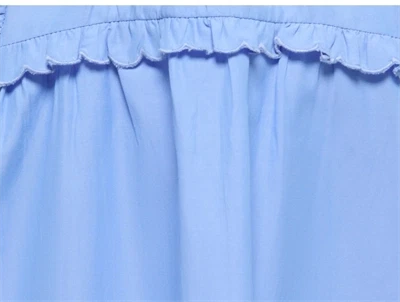 Kids ONLY top i blå med flæsedetalje closeup