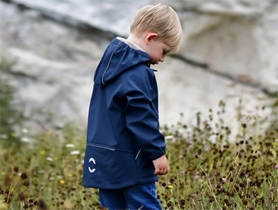 Mikk-line softshell jakke blue nights bæres af barn i naturen